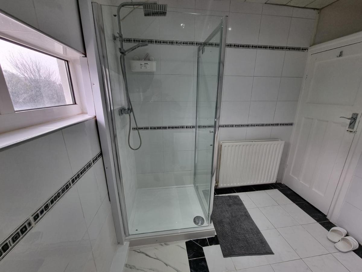 Luxury Double Bed With Private Bathroom, Netflix, Work Space And Wifi Лидс Экстерьер фото