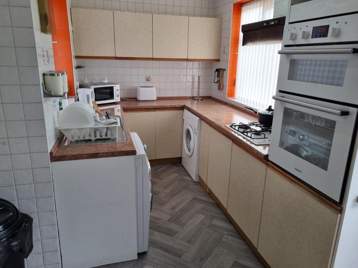 Luxury Double Bed With Private Bathroom, Netflix, Work Space And Wifi Лидс Экстерьер фото