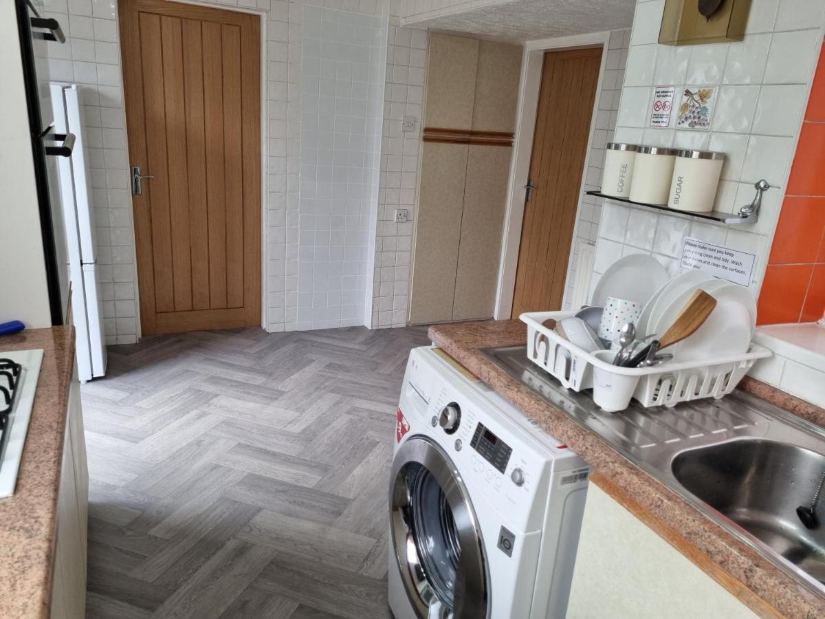 Luxury Double Bed With Private Bathroom, Netflix, Work Space And Wifi Лидс Экстерьер фото