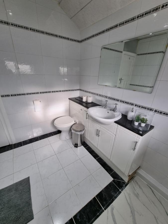 Luxury Double Bed With Private Bathroom, Netflix, Work Space And Wifi Лидс Экстерьер фото