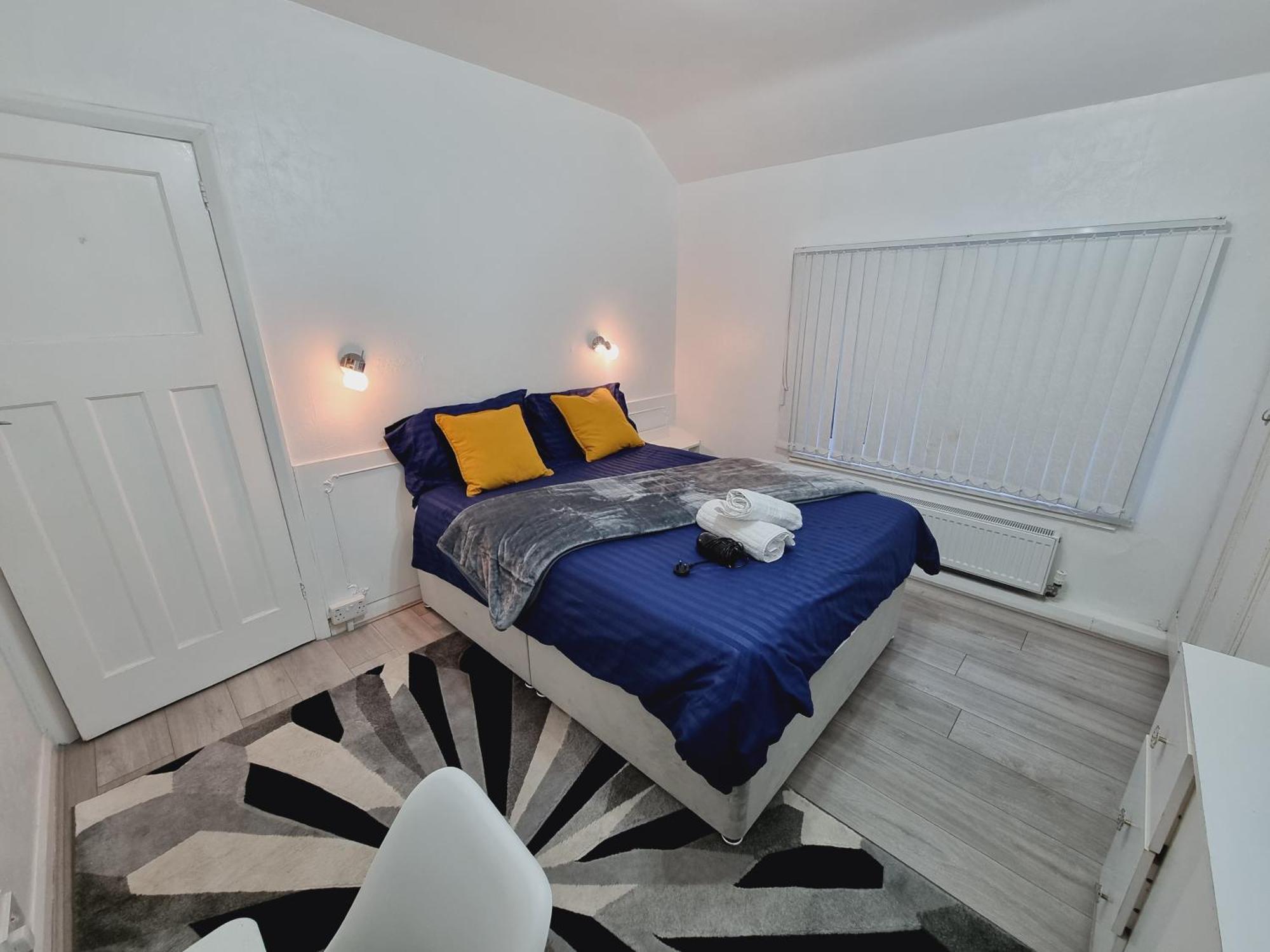 Luxury Double Bed With Private Bathroom, Netflix, Work Space And Wifi Лидс Экстерьер фото