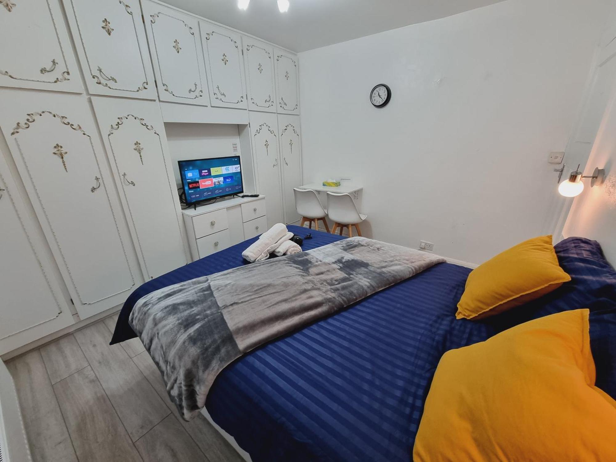 Luxury Double Bed With Private Bathroom, Netflix, Work Space And Wifi Лидс Экстерьер фото