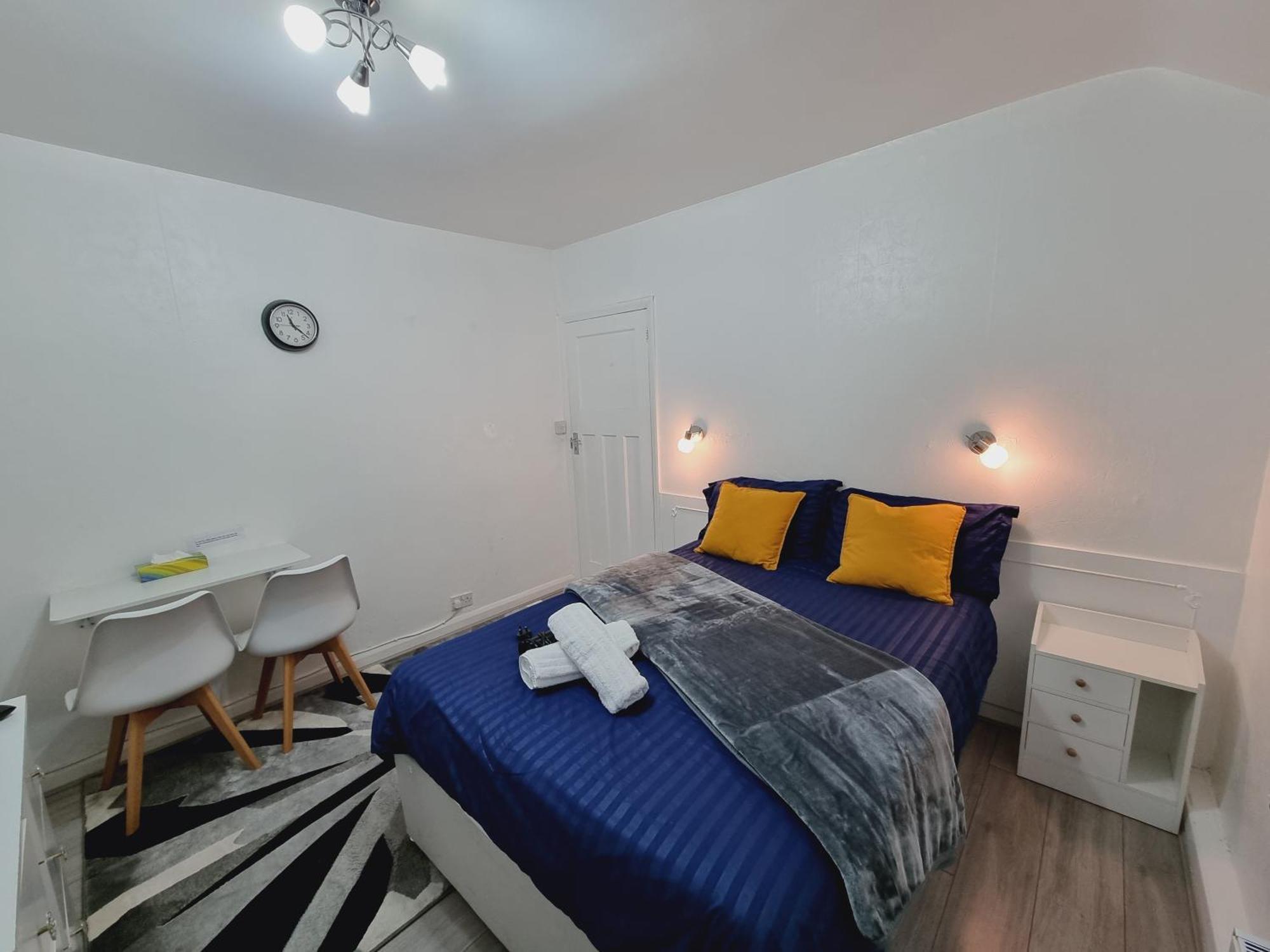 Luxury Double Bed With Private Bathroom, Netflix, Work Space And Wifi Лидс Экстерьер фото